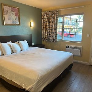 Hotel Avenida - Oceanside Camp Pendleton